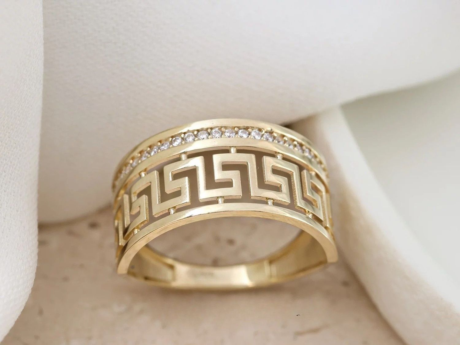 Elegancki pierścionek damski z żółtego złota próby 375, wysadzany cyrkoniami, z motywem greckim. Okazały, błyszczący pierścionek z kolekcji Ornament – idealny na prezent.1.jpg